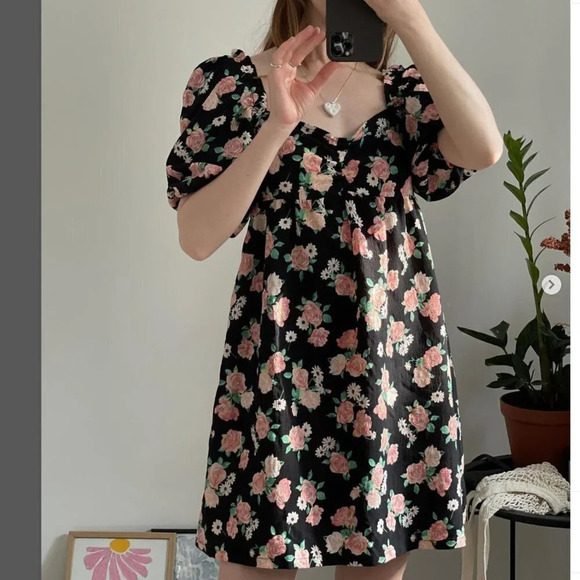 H&M Rose Puff Sleeve Babydoll Dress Black Pink  Floral Sz M - Picture 2 of 7